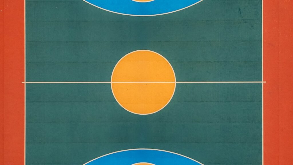Basketspel på en utomhusplan.