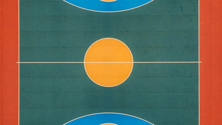Basketspel på en utomhusplan.