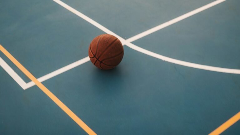 Basketboll på en blå plan.