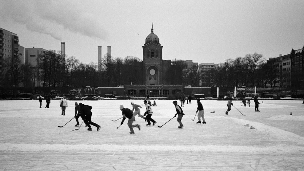 Ishockey på en utomhusrink.