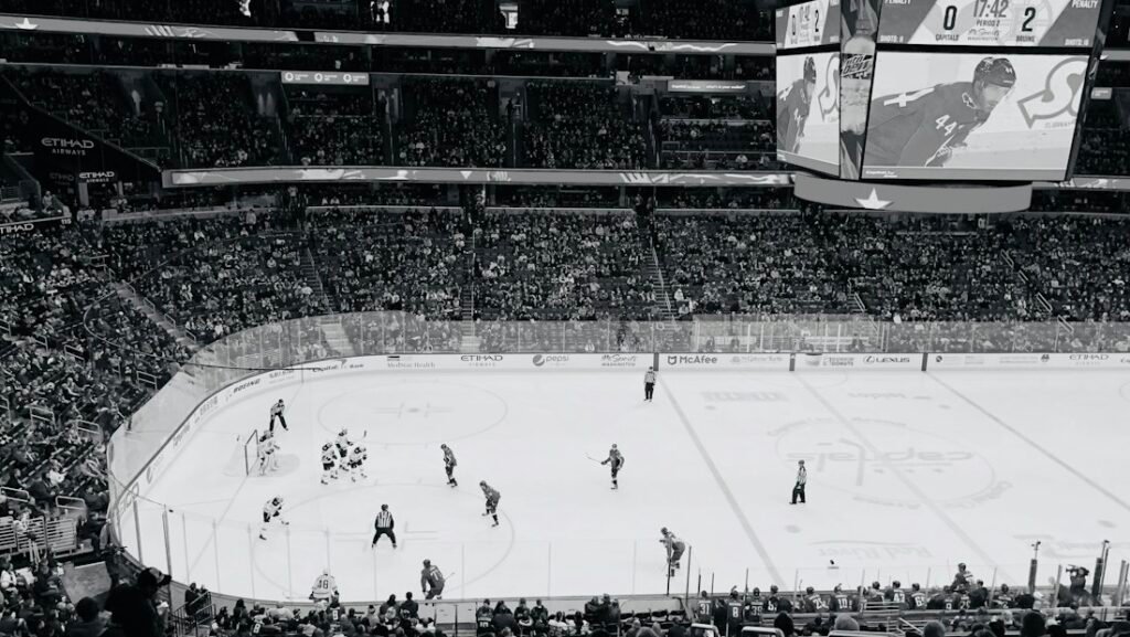 Ishockeyspelare i en arena.